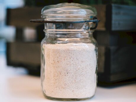 Gerstenmehl im Vakuumglas Rezept Paul Ivic im Kochbuch Restlos Glücklich | © Ingo Pertramer | Brandstätter Verlag