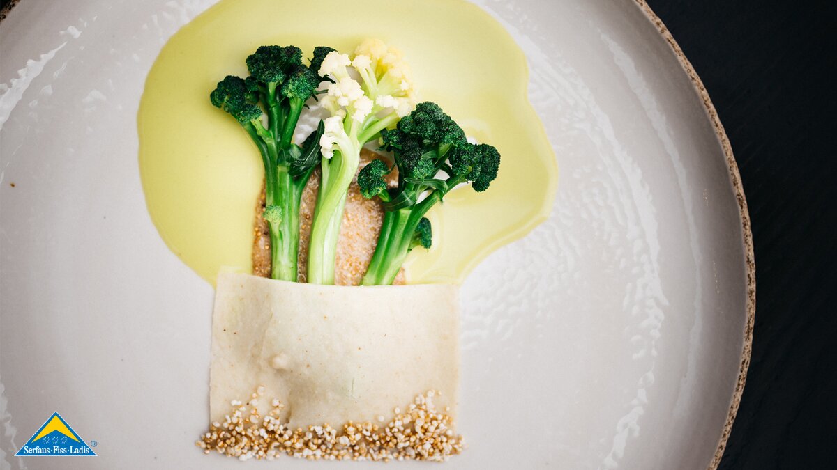 Vegetarisches Gericht mit Blumenkohl Rosenkohl TIAN Restaurant Paul Ivic | © Ingo Pertramer