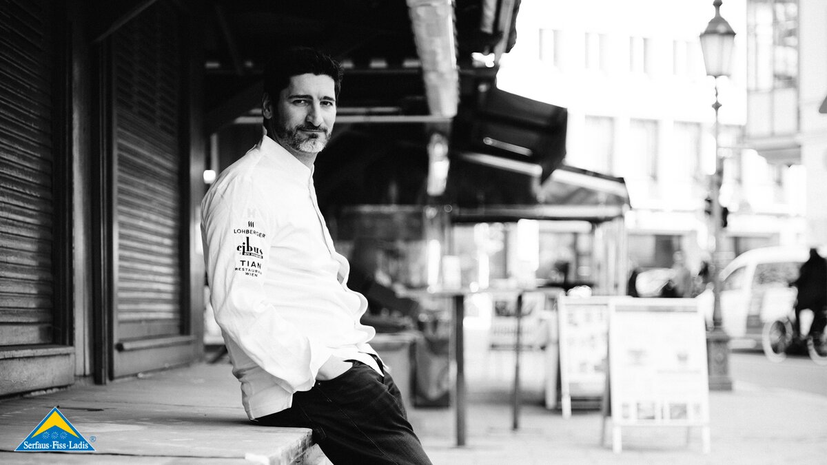 Vegetarischer Koch Paul Ivic vor dem TIAN Restaurant in München Interview People of SFL Blog Serfaus-Fiss-Ladis in Tirol | © Ingo Pertramer