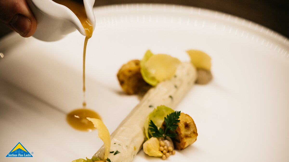 Gericht anrichten Soße gießen Restaurant TIAN Paul Iivic aus Serfaus-Fiss-Ladis in Tirol | © Ingo Pertramer