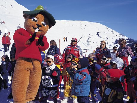 Murmli in den ersten Jahren in der Kinderschneealm Foto aus den Neunzigern mit Skischulkindern Familienregion Serfaus-Fiss-Ladis in Tirol | © Seilbahn Komperdell GmbH
