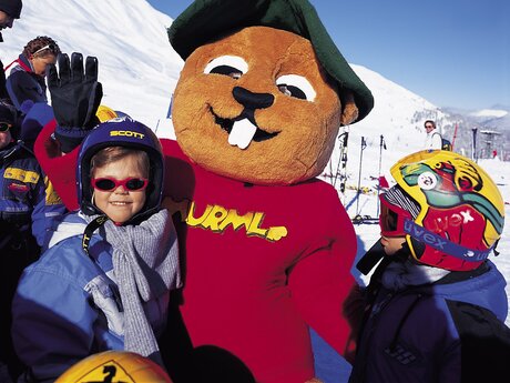 Murmli in den ersten Jahren in der Kinderschneealm Foto aus den Neunzigern mit Skischulkindern Familienregion Serfaus-Fiss-Ladis in Tirol | © Seilbahn Komperdell GmbH