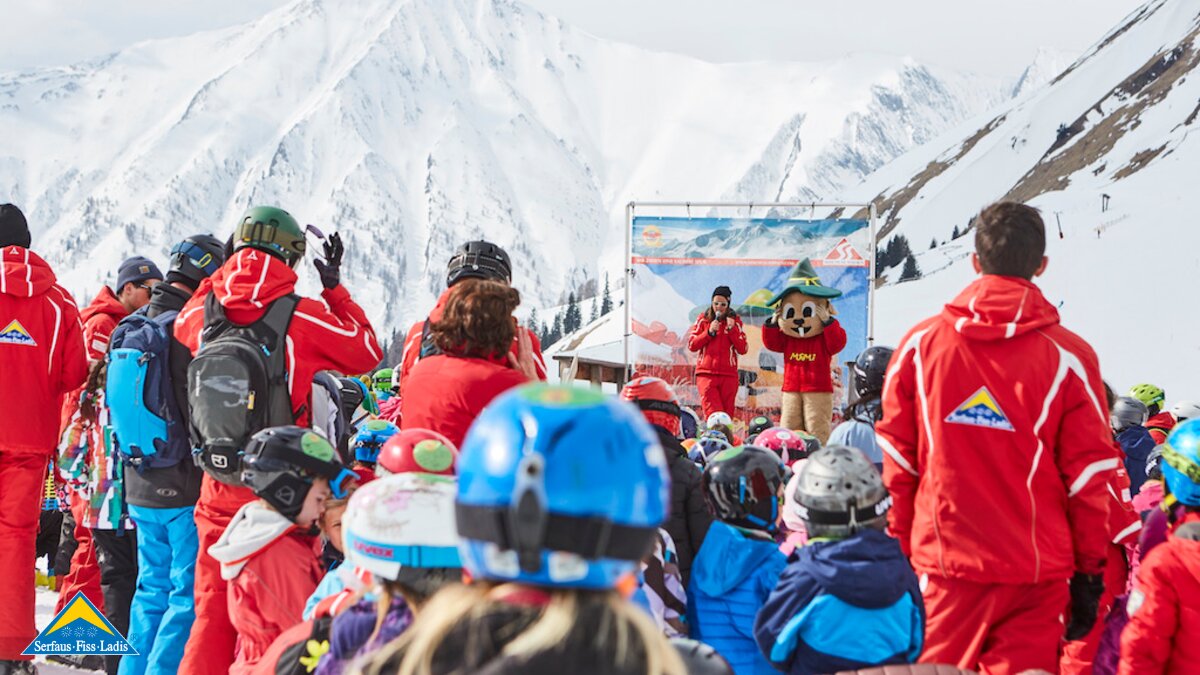 Murmli das Maskottchen von Serfaus auf der Bühne in der Kinderschneealm im Kinderskikurs der Skischule Serfaus | © Skischule Serfaus | Christian Waldegger