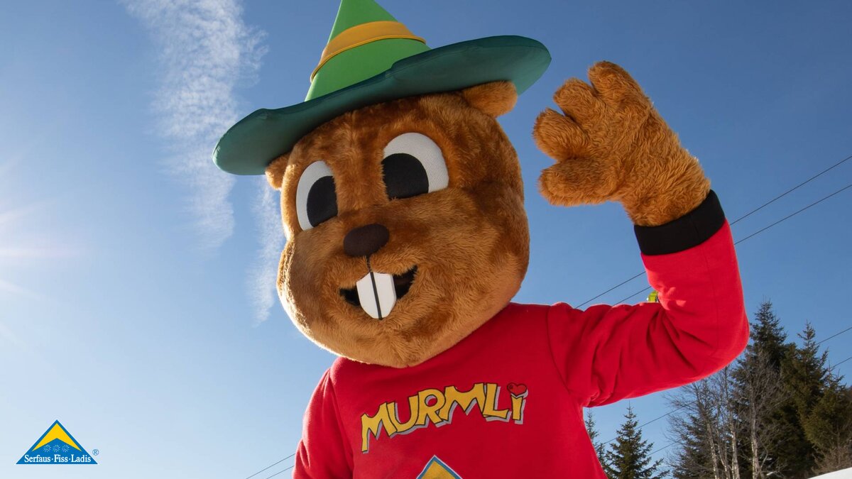Maskottchen Murmli von der Familienregion Serfaus-Fiss-Ladis winkt Blogbeitrag People of SFL Interview mit Murmli | © Serfaus-Fiss-Ladis Marketing GmbH | Andreas Kirschner