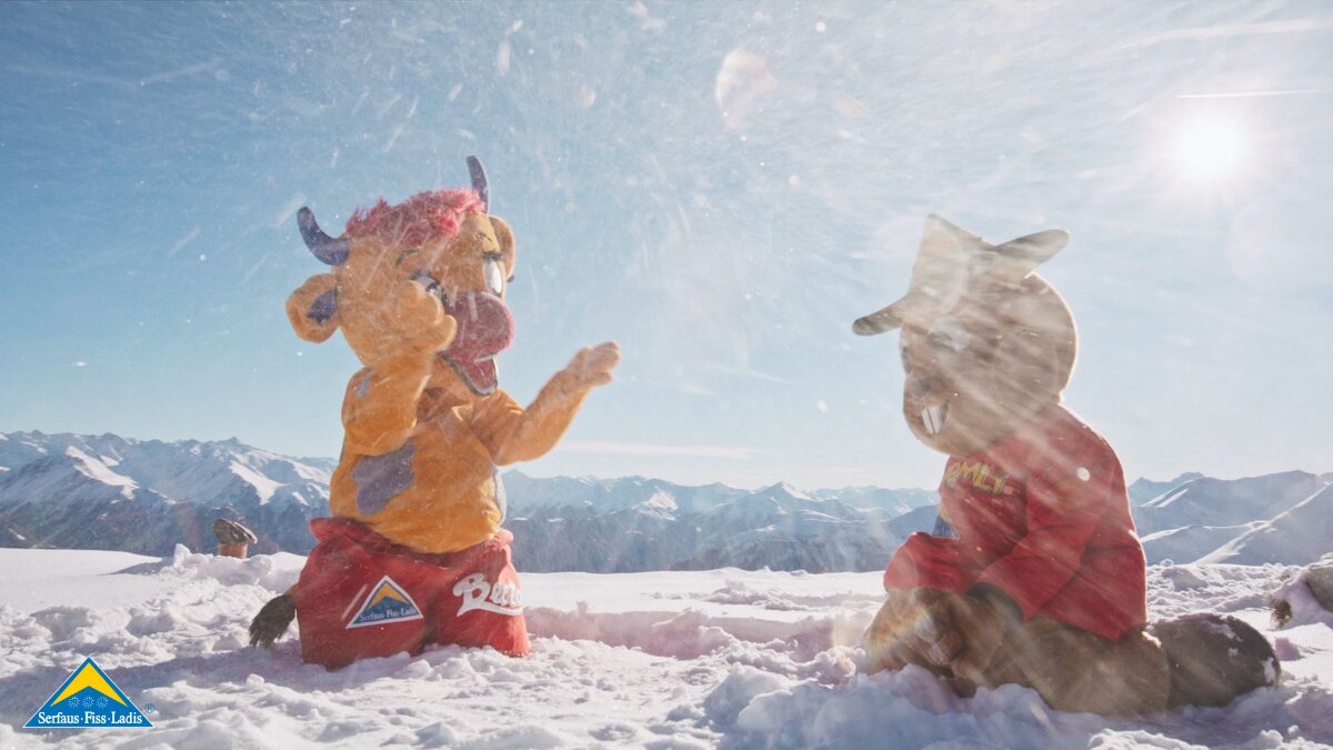 Maskottchen Murmli und Berta bei einer Schneeballschlacht in den Bergen von Serfaus-Fiss-Ladis in Tirol | © Serfaus-Fiss-Ladis Marketing GmbH | Mattias Nigg Films