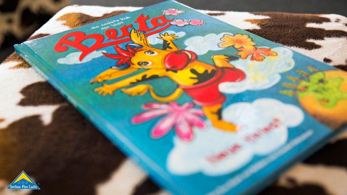Bücher von Maskottchen Berta Skischule Fiss-Ladis Familienregion Serfaus-Fiss-Ladis in Tirol | © Social Web