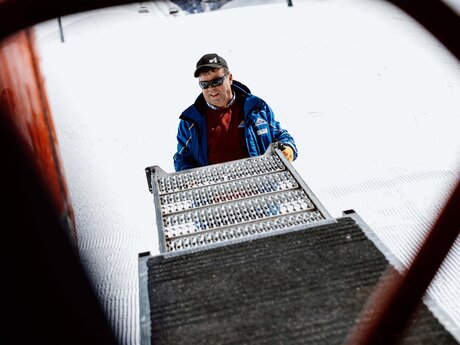 Die ausklappbare Stiege bietet einen komfortablen Ein- und Ausstieg in den Masner Express von Serfaus Fiss Ladis | © Serfaus-Fiss-Ladis Marketing GmbH | Rene Raggl