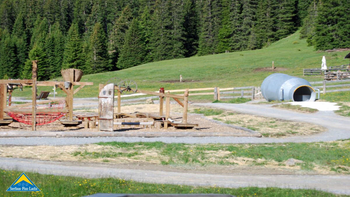 In der Riesenmilchkanne im Erlebnispark Hög wird die Geschichte des Högsees erklärt | © Serfaus Fiss Ladis
