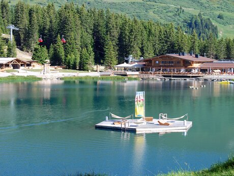 Die schwimmende Insel im Högsee im Erlebnispark Hög in Serfaus | © Serfaus Fiss Ladis