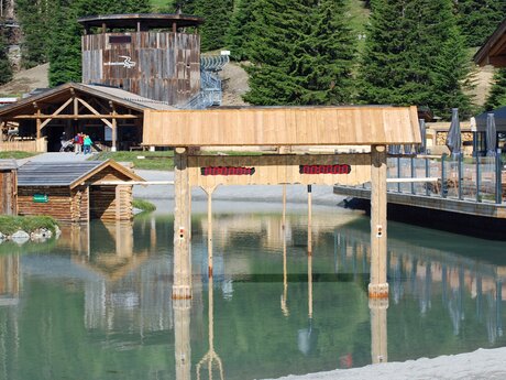 Am Högsee in Serfaus in Tirol kann im Flößerparcours um die Wette gepaddelt werden | © Serfaus Fiss Ladis