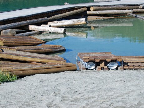 Mit den Flößern kann am Högsee in Serfaus in Tirol gepaddelt werden | © Serfaus Fiss Ladis