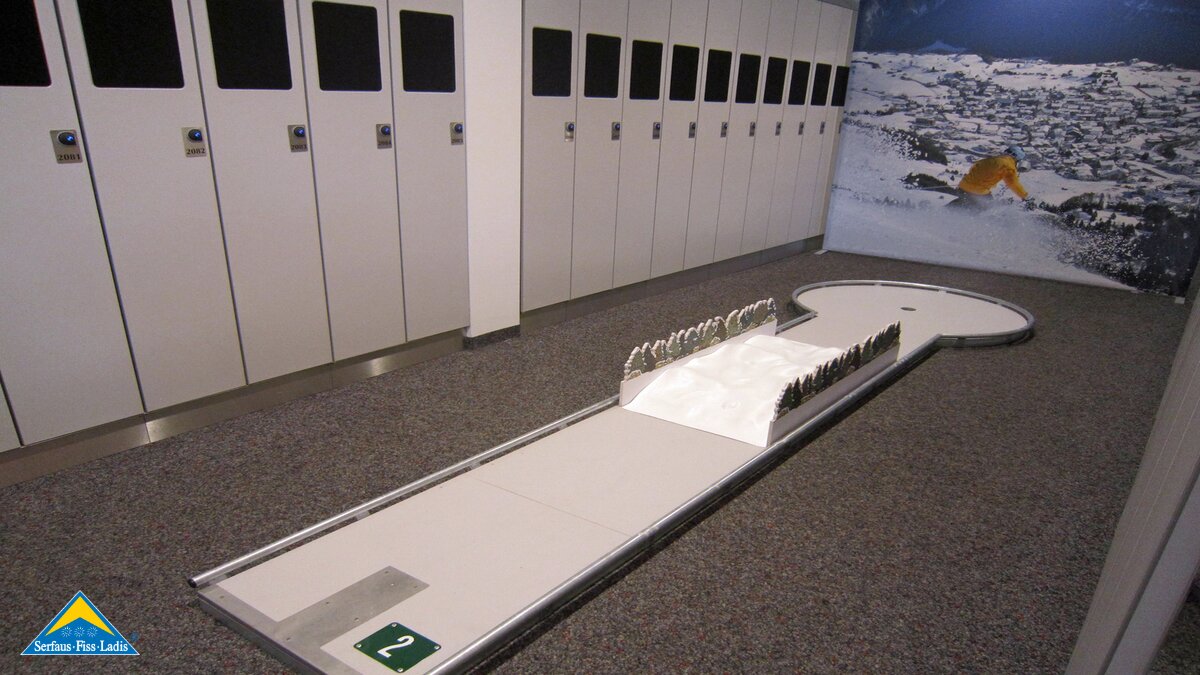 Bei dieser Minigolfbahn in der Indoor Arena in Fiss muss der Ball über die Wellenbahn gespielt werden | © Serfaus Fiss Ladis