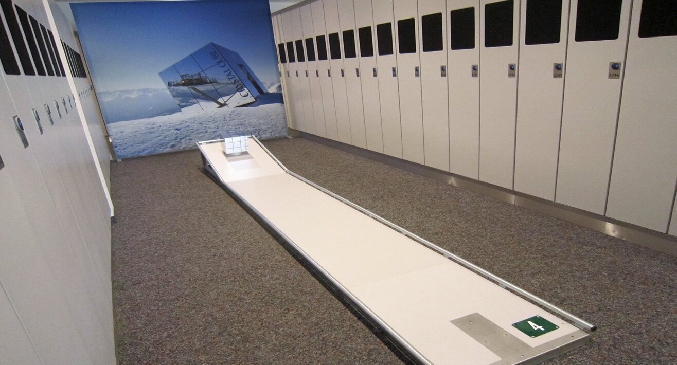 Auf dieser Minigolfbahn muss der Ball im Crystal Cube versenkt werden | © Serfaus Fiss Ladis