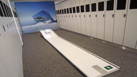 Auf dieser Minigolfbahn muss der Ball im Crystal Cube versenkt werden | © Serfaus Fiss Ladis