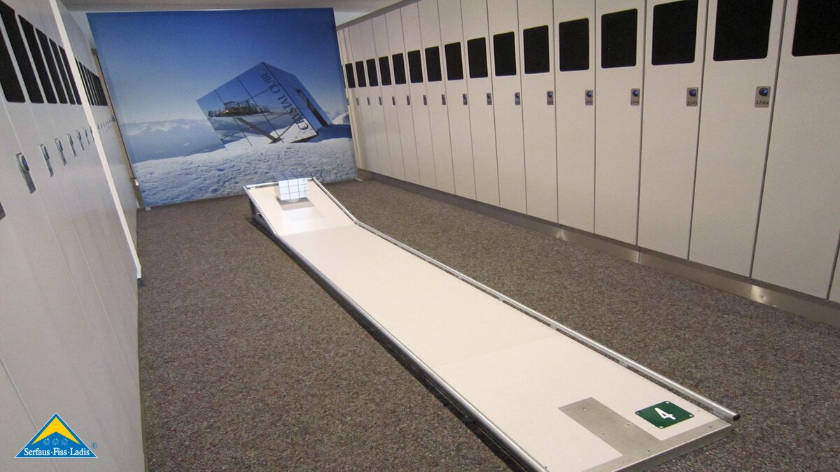 Auf dieser Minigolfbahn muss der Ball im Crystal Cube versenkt werden | © Serfaus Fiss Ladis