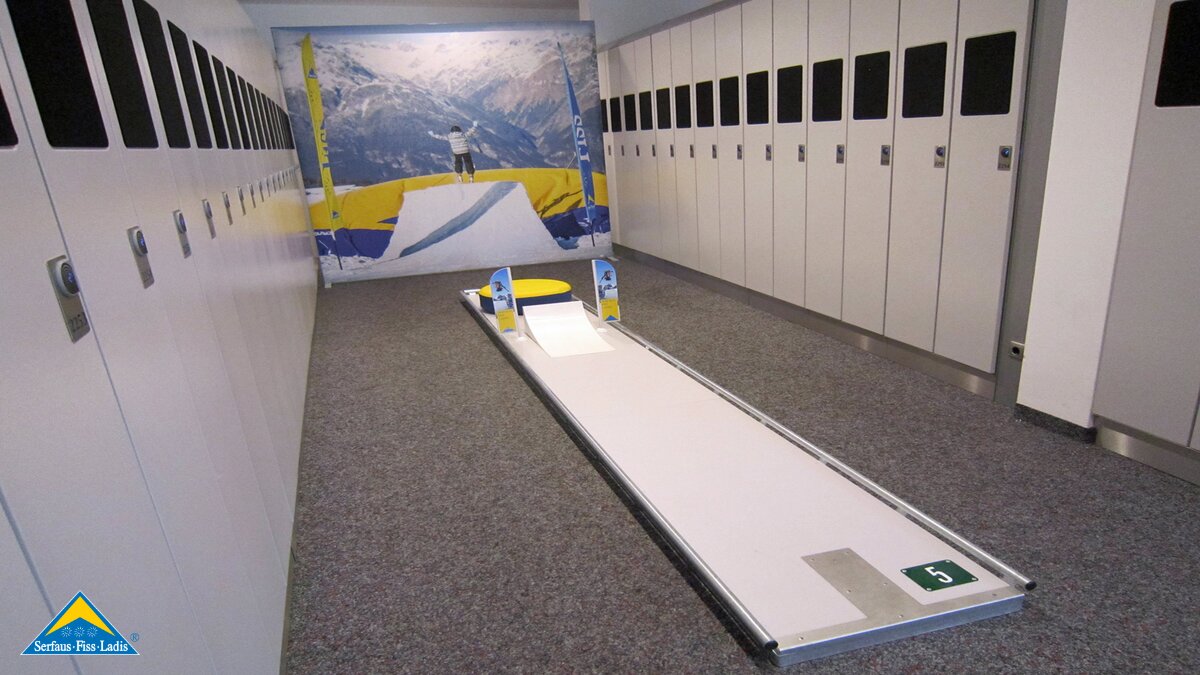 Minigolfanlage in der Indoor Arena in Fiss. Der Ball muss auf den Airbag geschlagen werden und er muss dort liegen bleiben | © Serfaus Fiss Ladis