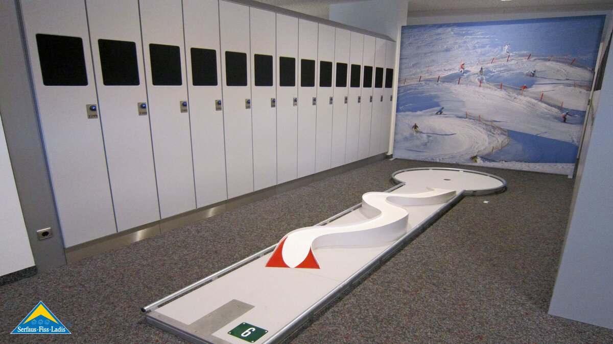 Der Minigolfball muss in der Indoor Arena in Fiss durch die Funslope gespielt werden | © Serfaus Fiss Ladis