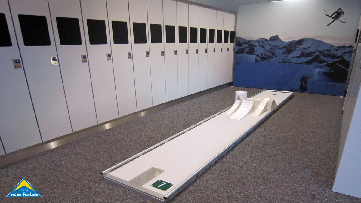 Der Minigolf-Ball muss über das imposante Schloss geschlagen werden | © Serfaus Fiss Ladis