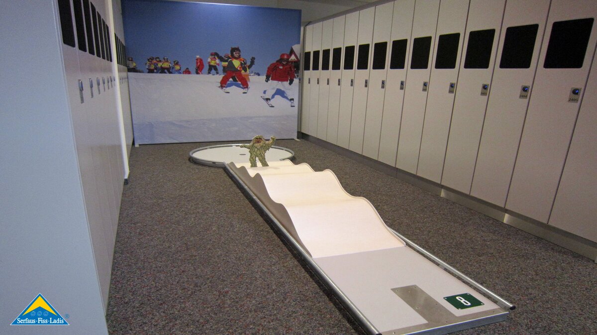 Der Ball muss über die Wellenbahn geschlagen und im Loch untergebracht werden | © Serfaus Fiss Ladis