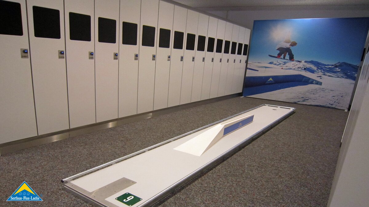 Der Golfball muss über die Rail in Richtung Ziel geschlagen werden | © Serfaus Fiss Ladis