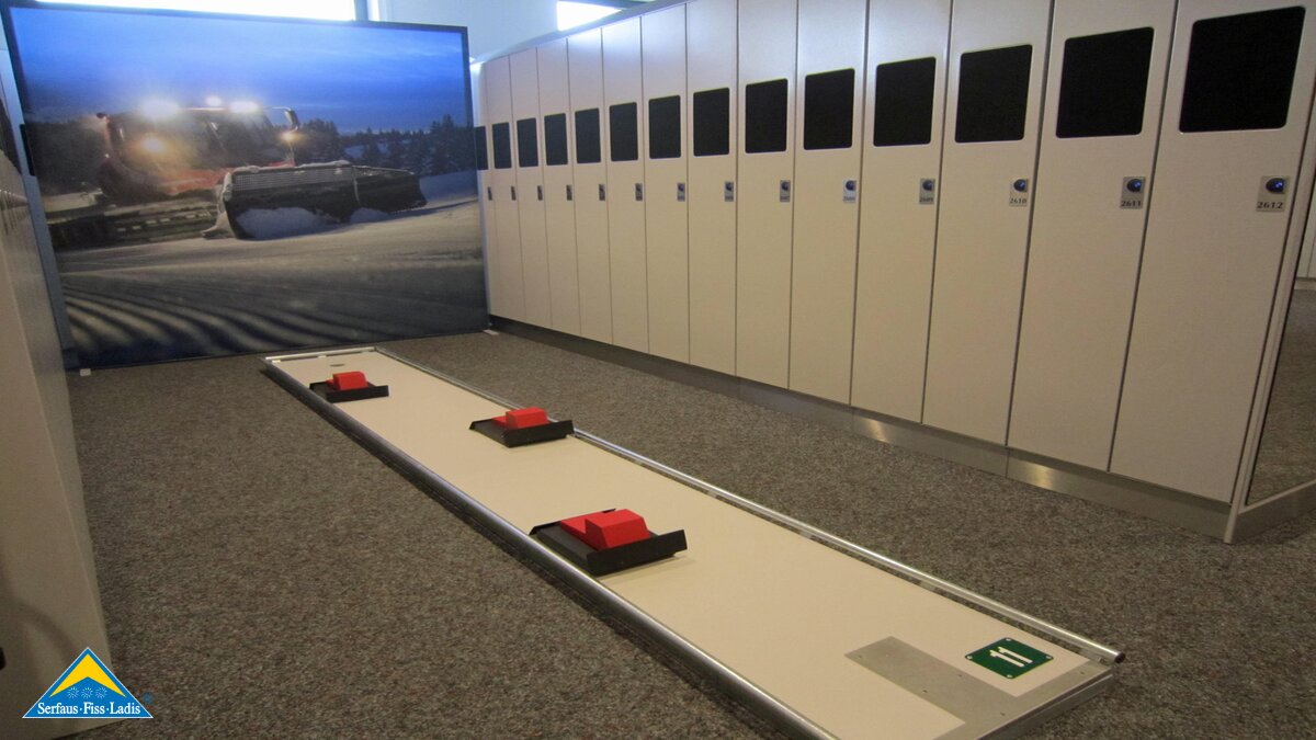 Dieses Mal muss der Ball an den Pistenmaschinen vorbei gespielt werden | © Serfaus Fiss Ladis