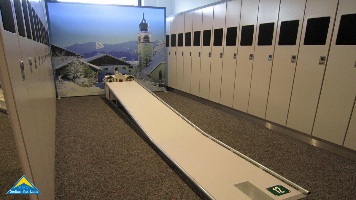 Auf der Abschlussbahn der Minigolfanlage in der Indoor Arena in Fiss muss der Ball in der Fisser Kirche versenkt werden | © Serfaus Fiss Ladis