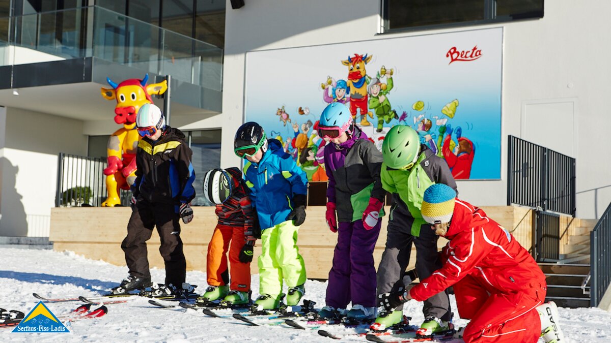 Skikurs in der Skischule Fiss Ladis. Die Skilehrerin hilft beim Anschnallen der Ski | © Christian Waldegger
