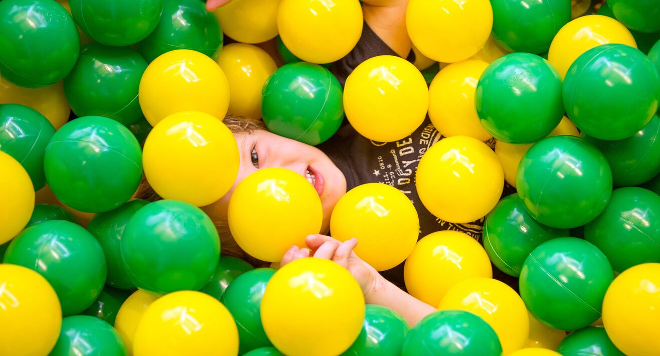 Kind hat Spaß im Bällebad | © Andreas Kirschner