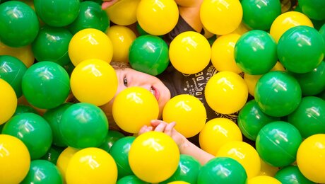 Kind hat Spaß im Bällebad | © Andreas Kirschner