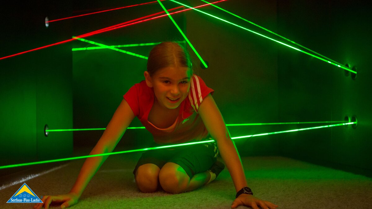 Im Laserraum im PlayIN in Serfaus gilt es den Raum zu durchqueren ohne von den Laserstrahlen getroffen zu werden | © Andreas Kirschner