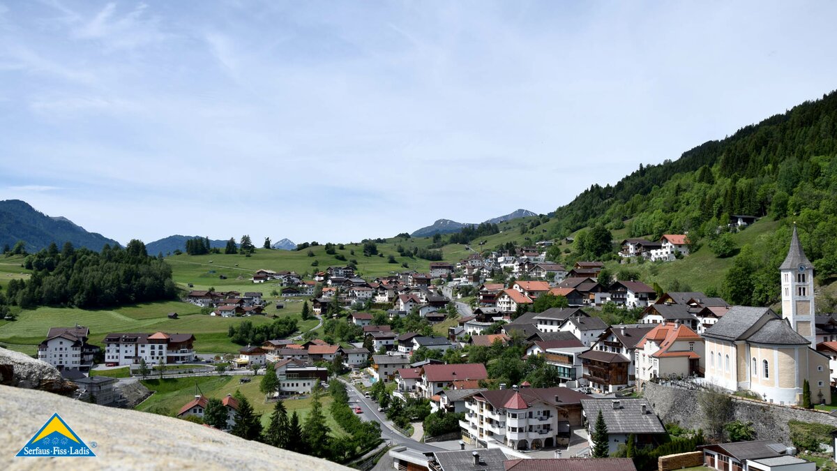 Blick von der Burg Laudeck auf das Dorf Ladis in Tirol | © Serfaus Fiss Ladis