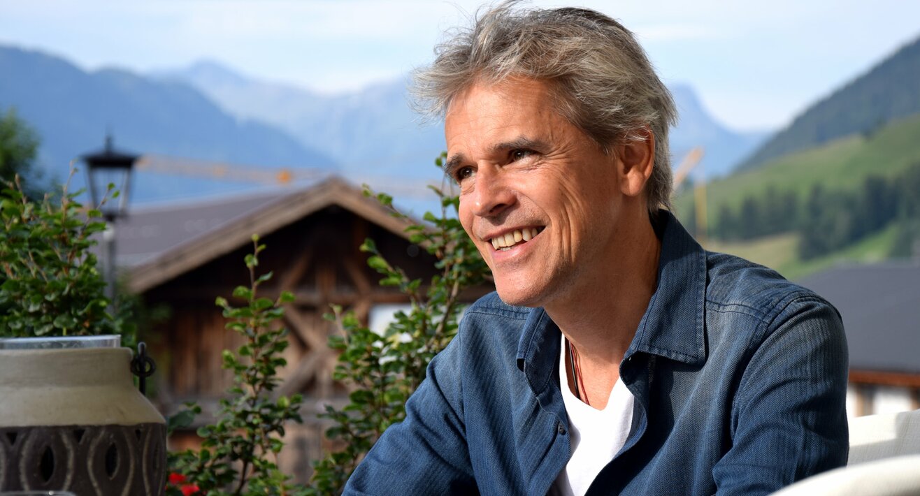 Thomas Brezina beim Experteninterview in Serfaus Fiss Ladis in Tirol für die Neueröffnung der Abenteuerberge | © Serfaus Fiss Ladis
