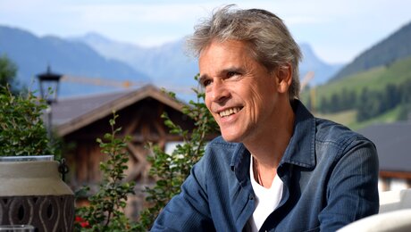 Thomas Brezina beim Experteninterview in Serfaus Fiss Ladis in Tirol für die Neueröffnung der Abenteuerberge | © Serfaus Fiss Ladis