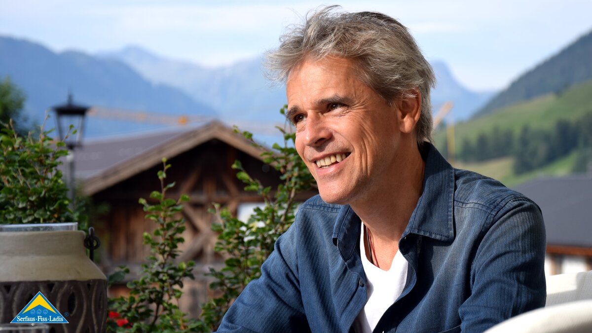 Thomas Brezina beim Experteninterview in Serfaus Fiss Ladis in Tirol für die Neueröffnung der Abenteuerberge | © Serfaus Fiss Ladis