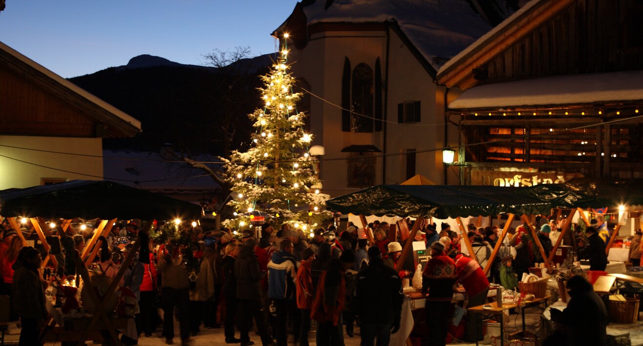 Weihnachtsmarkt in Fiss am Dorfbrunnen lädt zum besinnlichen Treffen ein | © Andreas Kirschner