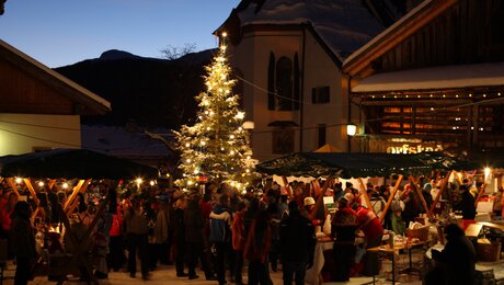 Weihnachtsmarkt in Fiss am Dorfbrunnen lädt zum besinnlichen Treffen ein | © Andreas Kirschner