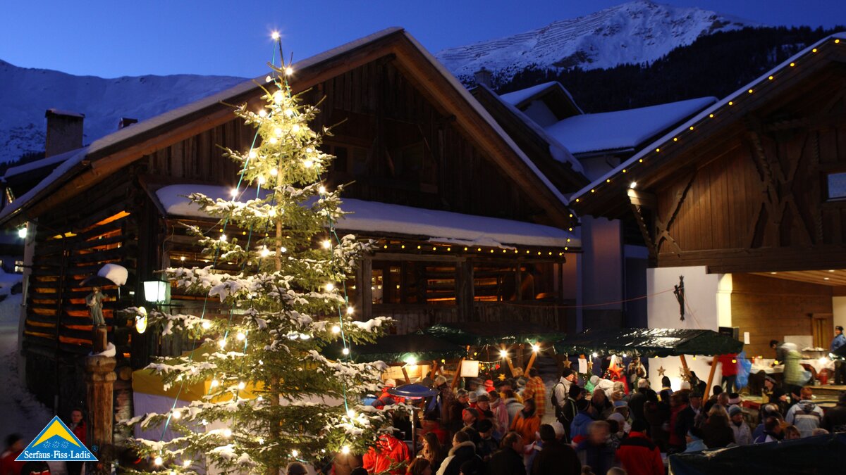 Weihnachtsmarkt in Fiss am Dorfbrunnen lädt zum besinnlichen Treffen ein | © Andreas Kirschner