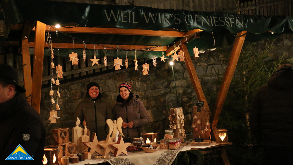 Marktstand in Ladis bietet Hübsches aus Zirbe zum Verkauf an | © Gemeinde Ladis