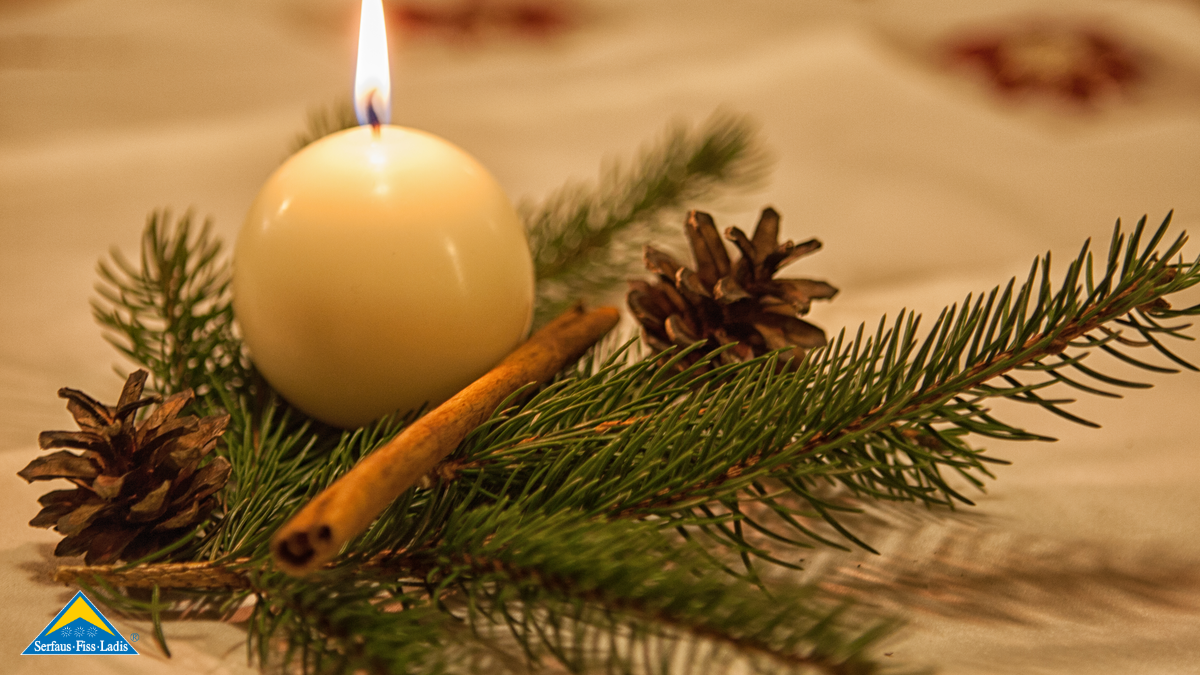 Kerze auf einem Tannenzweig beschert besinnliche Momente | © Andreas Kirschner