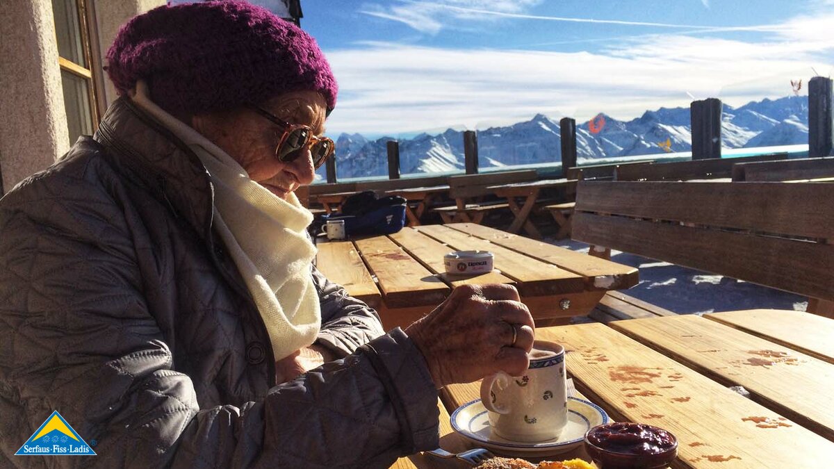Das Restaurant Lassida in der Urlaubsregion Serfaus-Fiss-Ladis in Tirol lädt mit seiner großen Sonnenterrasse ein | © Serfaus-Fiss-Ladis