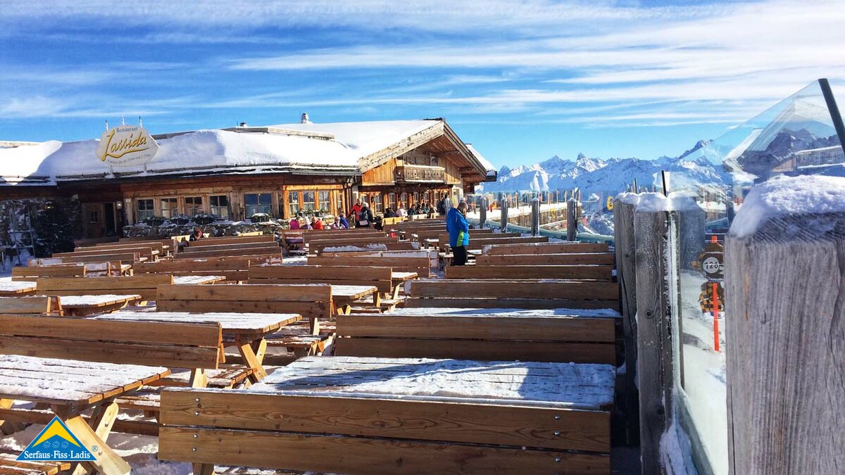 Das Restaurant Lassida in der Urlaubsregion Serfaus-Fiss-Ladis in Tirol lädt mit seiner großen Sonnenterrasse ein | © Serfaus-Fiss-Ladis