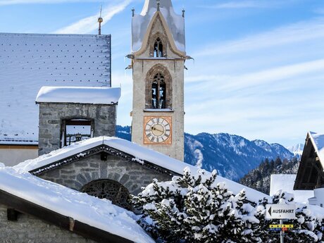 Diese Kirche gibt der gleichnamigen U-Bahn-Station in der Wintersportregion Serfaus-Fiss-Ladis in Tirol ihren Namen | © Dani Tobian / danibutterflyfisch