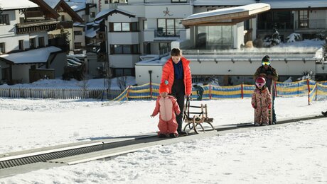Im Murmlipark in der Familienregion Serfaus-Fiss-Ladis in Österreich tasten sich die kleinen Skizwerge ans Skifahren heran | © Dani Tobian / danibutterflyfisch