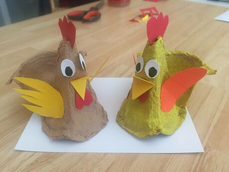 Mit buntem Tonpapier werden die Hühner aus Eierschachteln verziert | © Serfaus-Fiss-Ladis