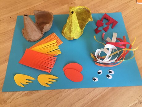 Für die SFL-Hühner wird viel ausgeschnitten und aufgeklebt | © Serfaus-Fiss-Ladis