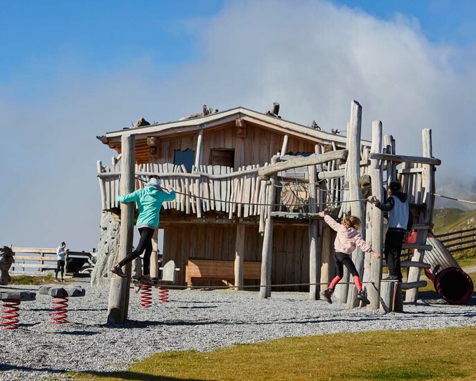 Kinder lieben es beim Kinder-Bergwerk am Schönjoch in Fiss in Tirol zu spielen | © Serfaus-Fiss-Ladis Marketing GmbH | christianwaldegger.com