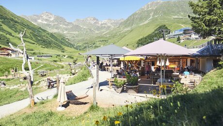 Der Murmlikiosk im Murmliwasser in der Familienregion Serfaus Fiss Ladis in Tirol verkauft Snacks selbstgemachtes Eis und kühle Getränke | © Seilbahn Komperdell GmbH