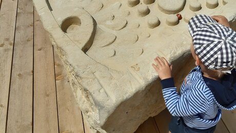 Das Spielen mit den Kugeln aus Naturmaterialien im Georama Lassida in Serfaus Fiss Ladis in Tirol macht besonders Spaß | © Serfaus-Fiss-Ladis