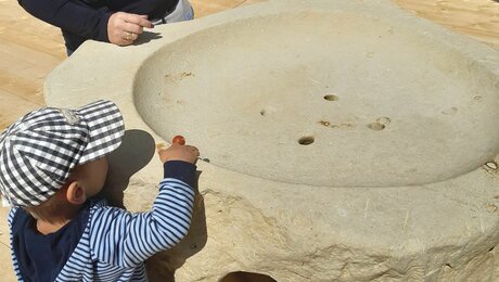 Die Kugeln aus Naturmaterialien sind ständige Begleiter im Georama Lassida in Serfaus | © Serfaus-Fiss-Ladis