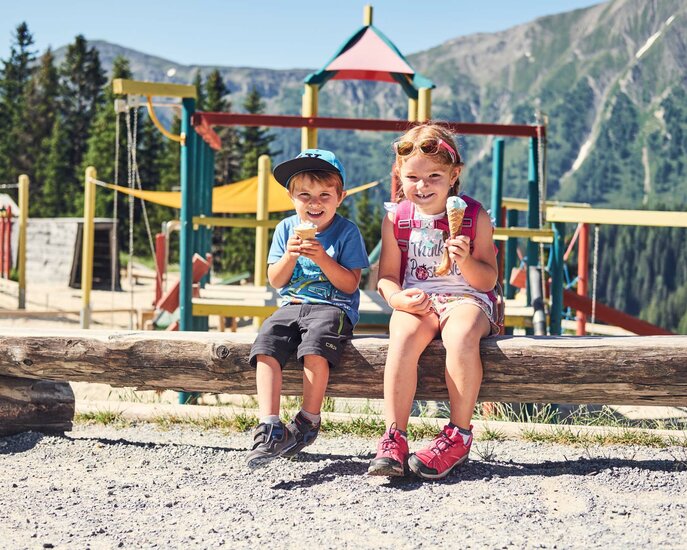 Das selbstgemachte Eis aus Serfaus-Fiss-Ladis schmeckt allen | © Seilbahn Komperdell GmbH | christianwaldegger.com
